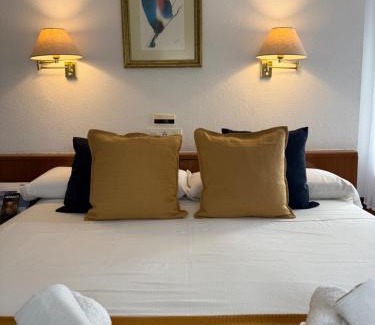 Mondragon House | Uxarte -Alojamiento, restaurante y piscinas