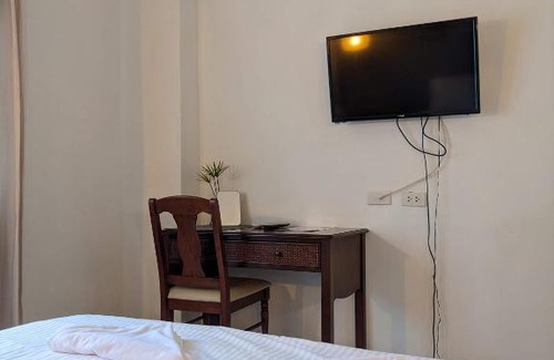 Phanat Nikhom Hotel | V at Panus