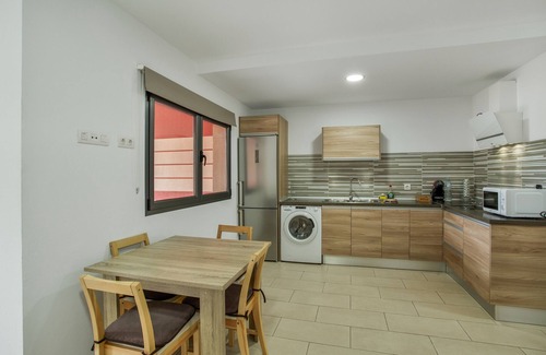 Cruce de Arinaga Apartment | Vacation Apartment 'Edificio Bentejui 1' with Sea View, Wi-Fi and Air Conditioning