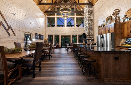Broken Bow Cabin | Vacana SBM, Indoor Pool, Movie Theater, Game, Multi Family