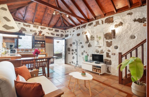 Los Silos Apartment | Vacation Apartment 'Casa Aregume' with Private Terrace and Wi-Fi