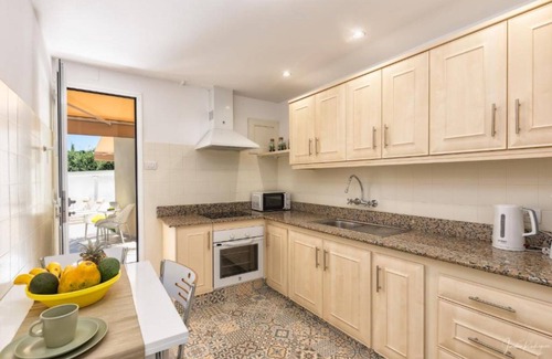 Los Llanos Villa | Vacation Home "Bayton House" with Mountain and Garden View, Private Pool & Wi-Fi