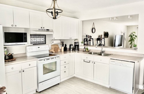 Innisfil House | Vacation Escape ~Sauna~Fireplace ~BBQ~ Outdoor Fire-pit ~Ping pong