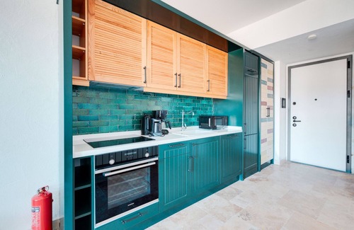 Alacati Apartment | Vacation flat w pool and balcony, 5 min to beach