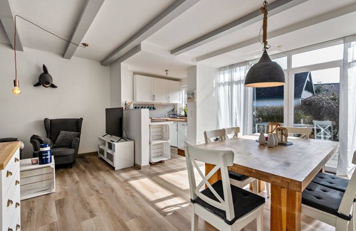 Busumer Deichhausen House | Vacation Home "Deich Hus" with Private Terrace, Garden & Wi-Fi