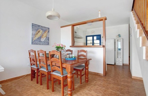 Caleta de Famara House | Vacation Home Casa Vivo Near the Beach with Sea View