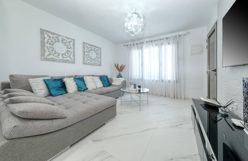 Arrecife House | Vacation Home 'Casa Yus' with Private Terrace, Wi-Fi and Air Conditioning