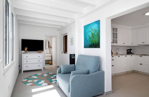 El Golfo House | Vacation Home 'El Pasero' with Mountain View, Private Terrace and Wi-Fi