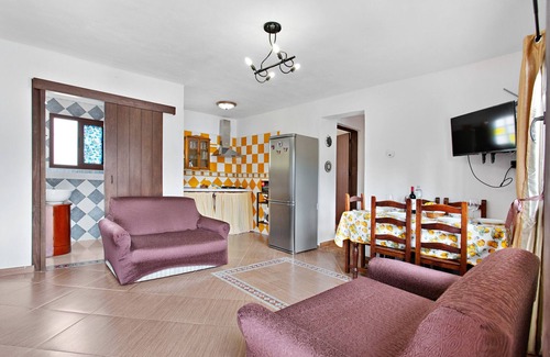 Icod de los Vinos House | Vacation Home 'Ca Luis' with Mountain View, Shared Terrace and Wi-Fi