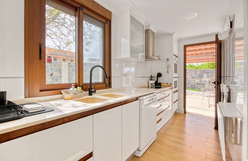 Macastre House | Vacation Home "Violeta Grande" with Mountain View, Private Pool & Wi-Fi