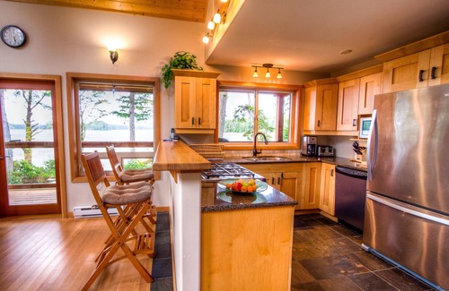 Tofino House | Vacation in Tofino! Hot Tub!