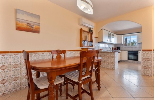 Bahia Calma Apartment | Vacation 'Lanzarote' with Shared Pool, Wi-Fi and Air Conditioning