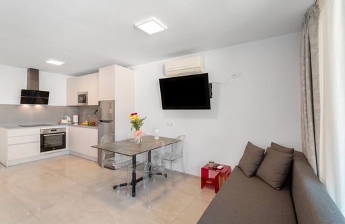 Patalavaca Apartment | Vacation 'Ocean Wave Retreat' with Sea View, Wi-Fi and Air Conditioning