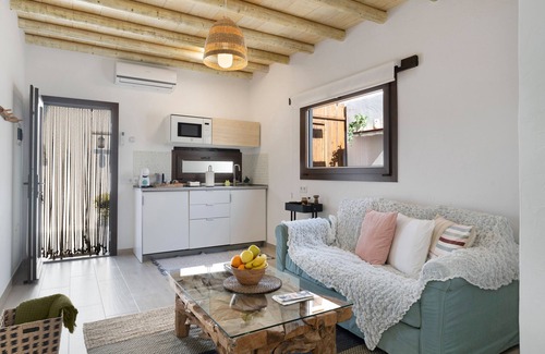 Arrecife Apartment | Vacation Studio 'Apartamento Pitaya' with Sea View, Wi-Fi and Air Conditioning