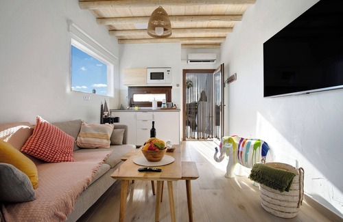 Arrecife Apartment | Vacation Studio 'Apartamento La Higuera' with Sea View, Wi-Fi and Air Conditioning