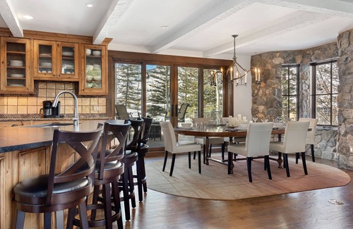 Vail House | Vail Luxury on Mountain Rental -Ski in/Ski out sleeps up to 16 people.