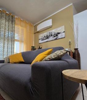 Downtown House | VARESE PRIME - Stylish and large Apartment, Air Conditioning, 2 Baths, 2 Covered Parking, City Centre