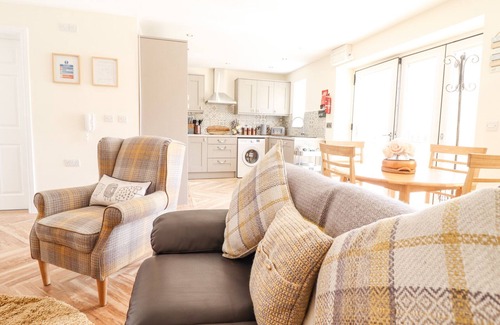 Newtown House | VARLEY VILLA, pet friendly, character holiday cottage in Newtown
