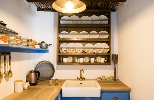 Menetai Cottage | Vatha Traditional Cottage with a View