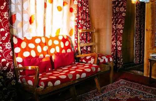 Dal Lake Boat Rental | Veena Palace Group Of Houseboats