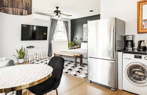 Venice Canals Apartment | Venice Beach Hideaway with Gigabit Internet & Outdoor Space