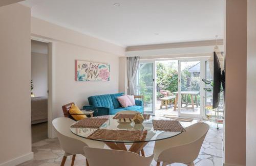 East Launceston House | Vibrant Dual Retreat Vagabond s Rest Rose Gold Hideaway