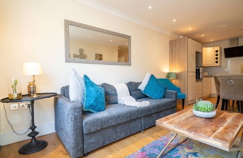 Redcliffe Apartment | Vibrant Old City 2BR Apartment - Full Kitchen WiFi