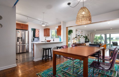 Northeast Orlando House | Vibrant Orlando Lakefront Cat Lover's Retreat with Pool & Gardens