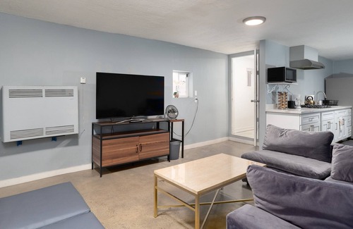 Jingletown House | Victorian apartment + Sleeps 6 + Close to SF & Bart + Parking