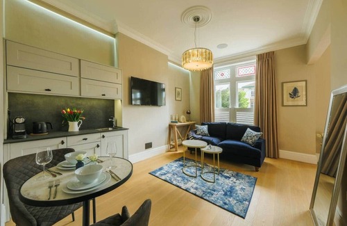 Cotham Apartment | Victorian Charm in Cotham | Free Parking