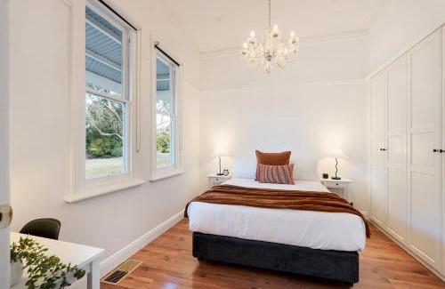 Castlemaine Apartment | Victorian Hilltop Retreat - Firepit & Sunset Views