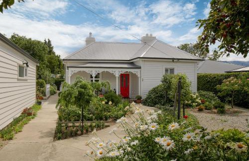 Lowburn House | Victorian Villa - Cromwell Holiday Home