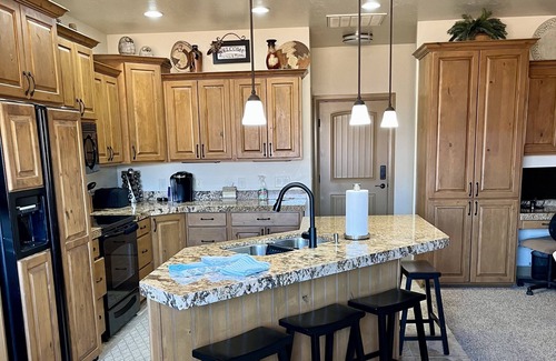 Green Springs House | VIEW! Beautiful single-family home that sits above a deep ravine .ADULTS ONLY.