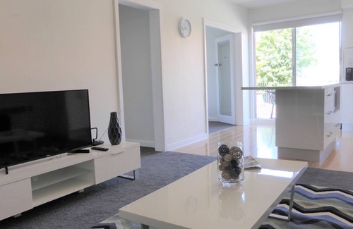 Sandy Bay Apartment | View Street Apartment Car park 650m to shops