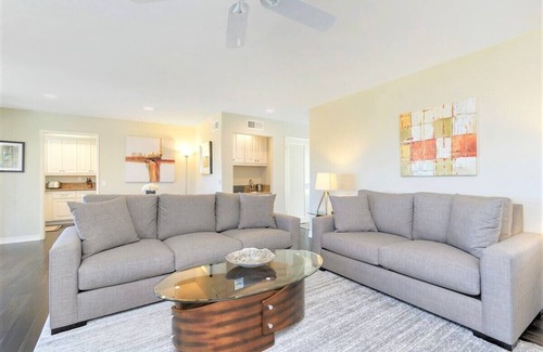 Lomas Santa Fe Country Club Villas Condo | Viewpoint Villa - Gorgeous 2025 Remodel with Ocean Views-Two Miles from Beach