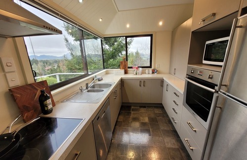 Hanmer Springs House | Views and Space for Large Groups - 5 bedrooms, 2 kitchens and 3 bathrooms
