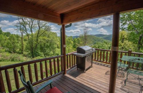 Sparta House | VIEWS, Fire Pit, Dogs Welcome, Fenced Yard! Close to New River Outfitters!