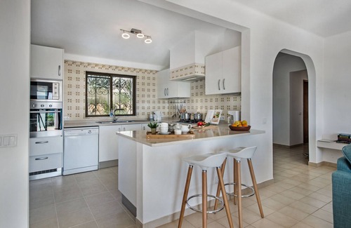 Silves Villa | Villa Susana ~ Heated Pool* ~ Fast Wi-fi Sleeps 6 + 4 cots - Booking 2026 NOW!