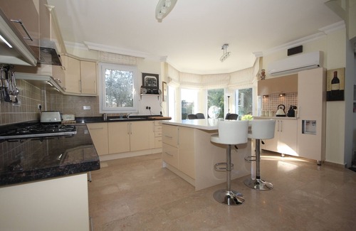 Karsiyaka Villa | Villa all En-Suite with Fabulous Outdoor Kitchen