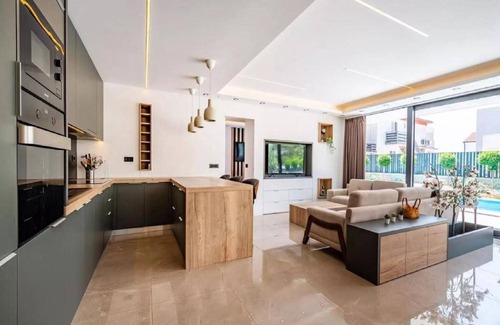 Banjol Villa | Villa Alpha - Four Bedroom Villa with Swimming Pool