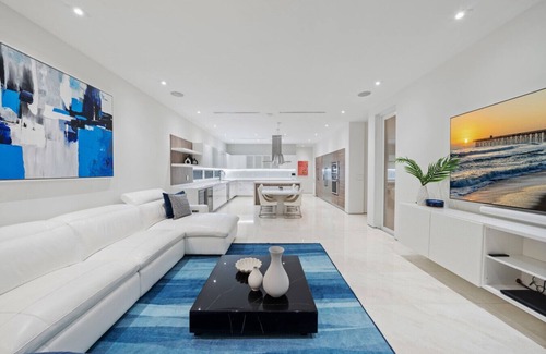Coral Gables Apartment | Villa Amani-Modern 7BR Villa w/Basketball Court & Gym