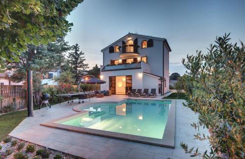 Fazana Villa | Villa Andrija Family Dream with heated pool at the sea with beautiful garden, outside cinema and kids playground