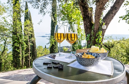 Gardone Riviera Villa | Villa "Artista" with Private Pool, Whirlpool & Wi-Fi