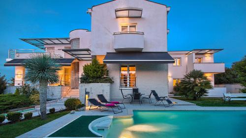 Pjescana Uvala Villa | Villa Aylin 5-bed next to the sea