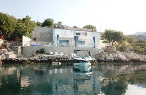 Tribanj Villa | Villa Beline direct aan zee, verwarmd zwembad en sauna