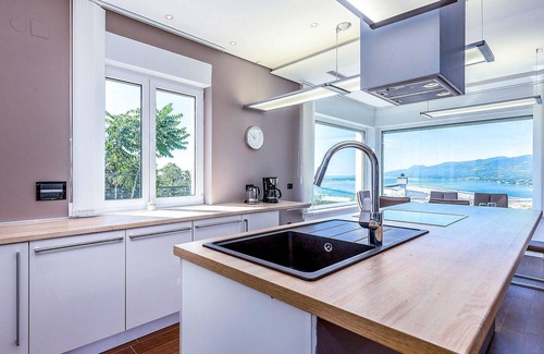 Sarsoni Villa | Villa Benke - Four Bedroom Villa, Sleeps 12