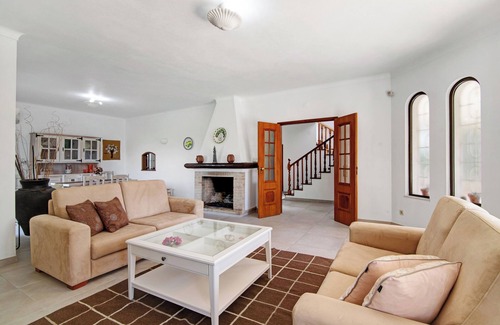 Cerro do Mocho Villa | Villa 'Casa Da Oliveira' with Private Pool, Wi-Fi and Air Conditioning