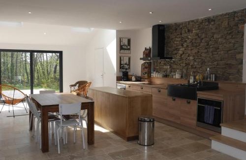 Locmaria House | Villa Contemporaine avec Jardin, à 1,5 km de la Plage: 8 pers., 2 Terrasses, Wi-Fi, Baignoire Balnéo - FR-1-418-198