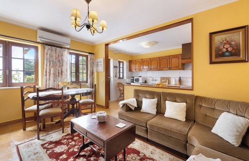 Praia das Macas Villa | Villa 'Cottage Sete Mares' with Mountain View, Wi-Fi and Air Conditioning