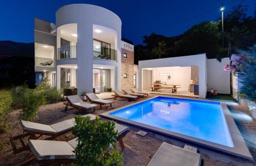 Klis Villa | VILLA CVITA is a modern 5-bedroom villa with a Jacuzzi, a Gym and Finnish Sauna, a heated pool, and amazing views